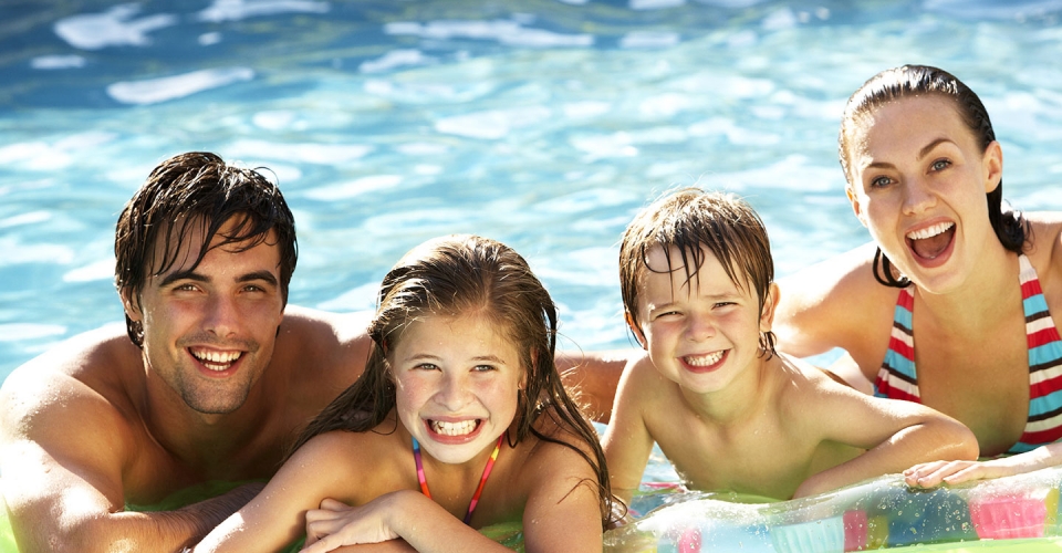 family-piscina